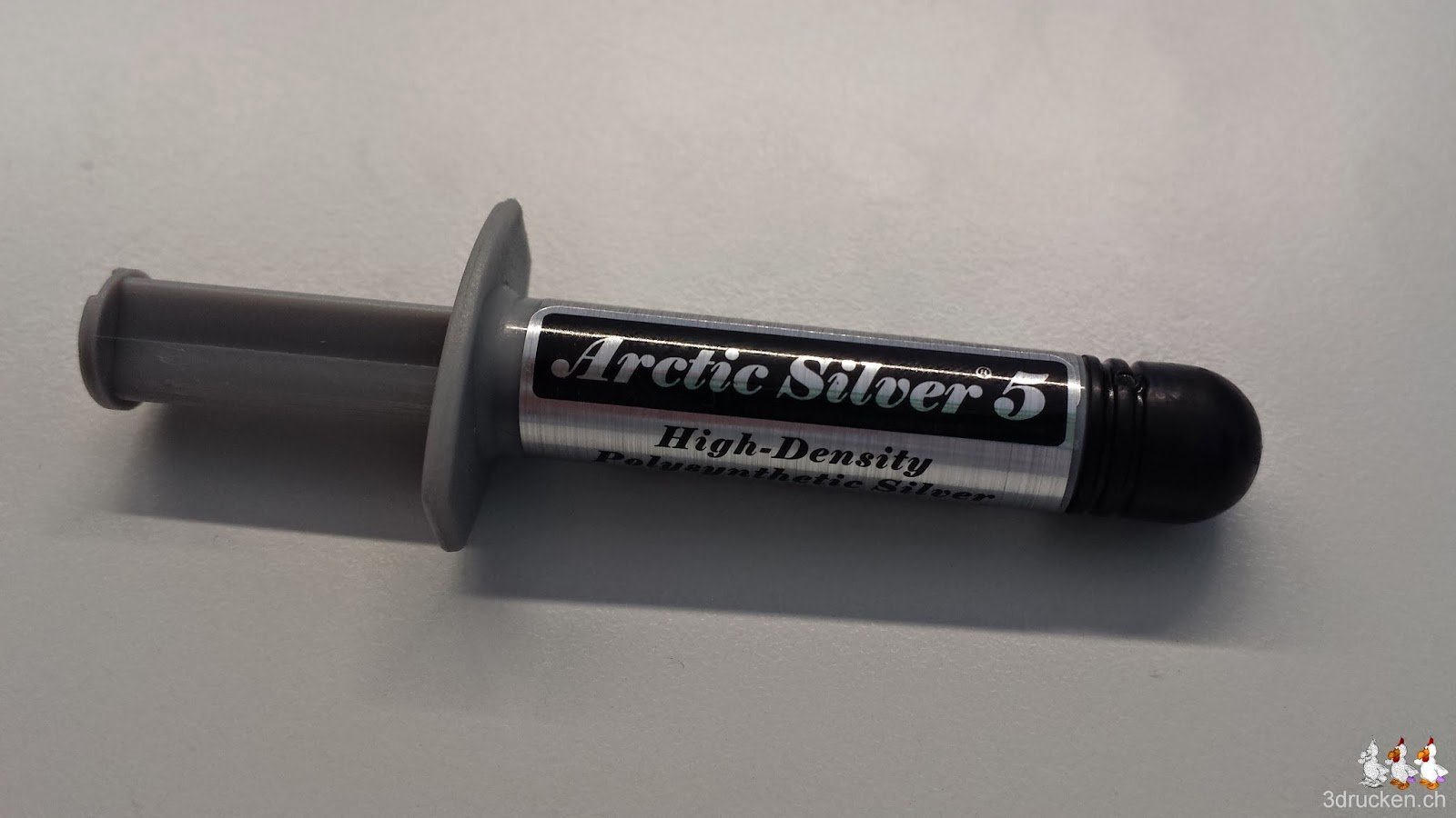 Foto einer kleinen Tube mit Wärmeleitpaste Arctic Silver 5