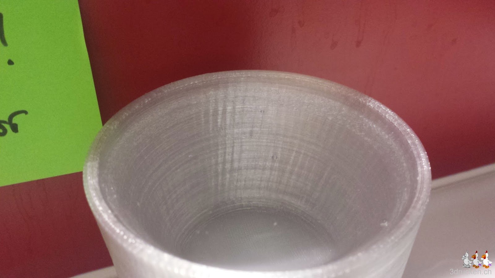 Foto des zum Test randvoll mit Wasser gefüllten Bierglases