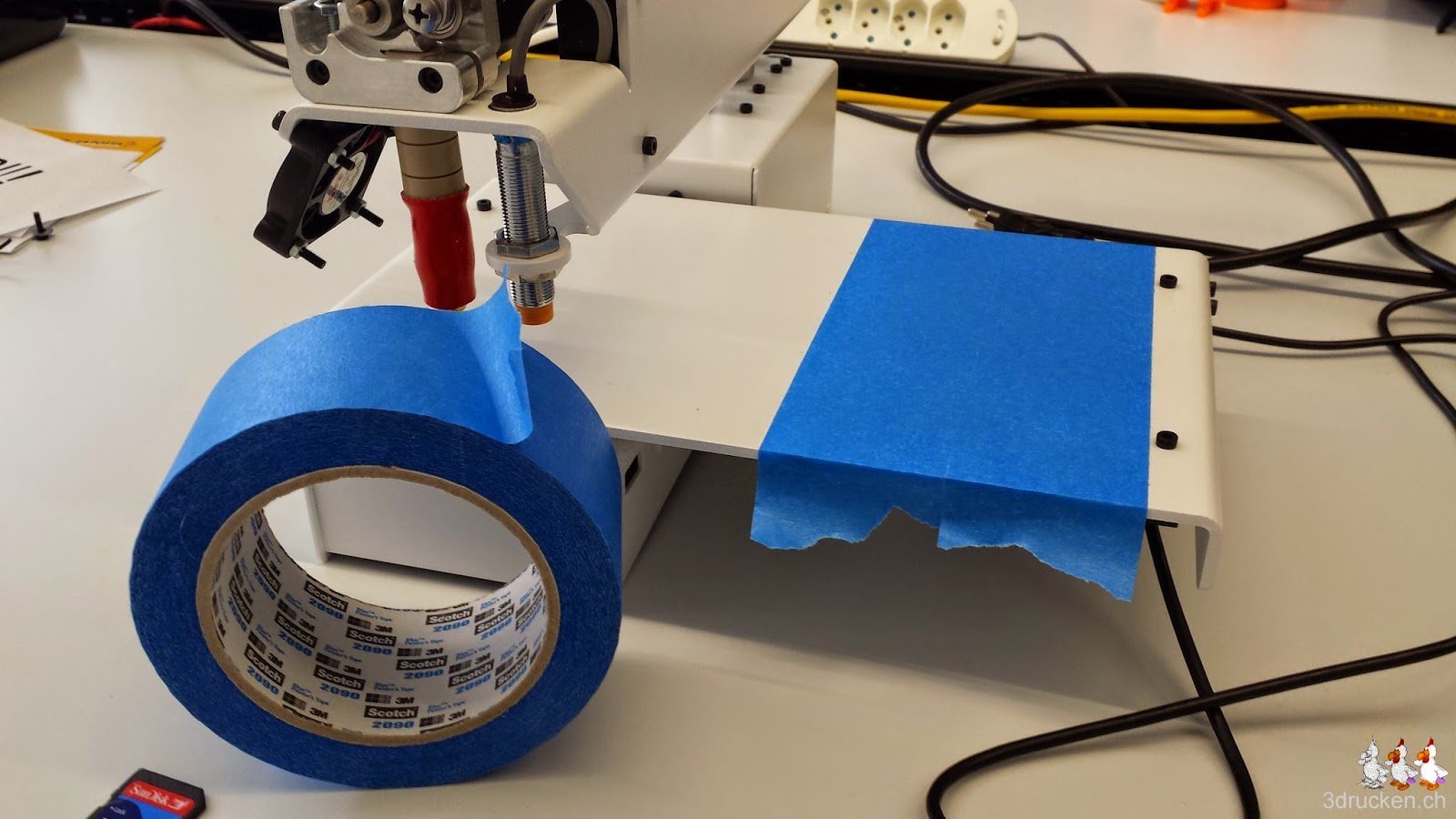 Foto vom Bekleben des Drucktischs des Printrbot Simple Metal mit blauem Klebeband