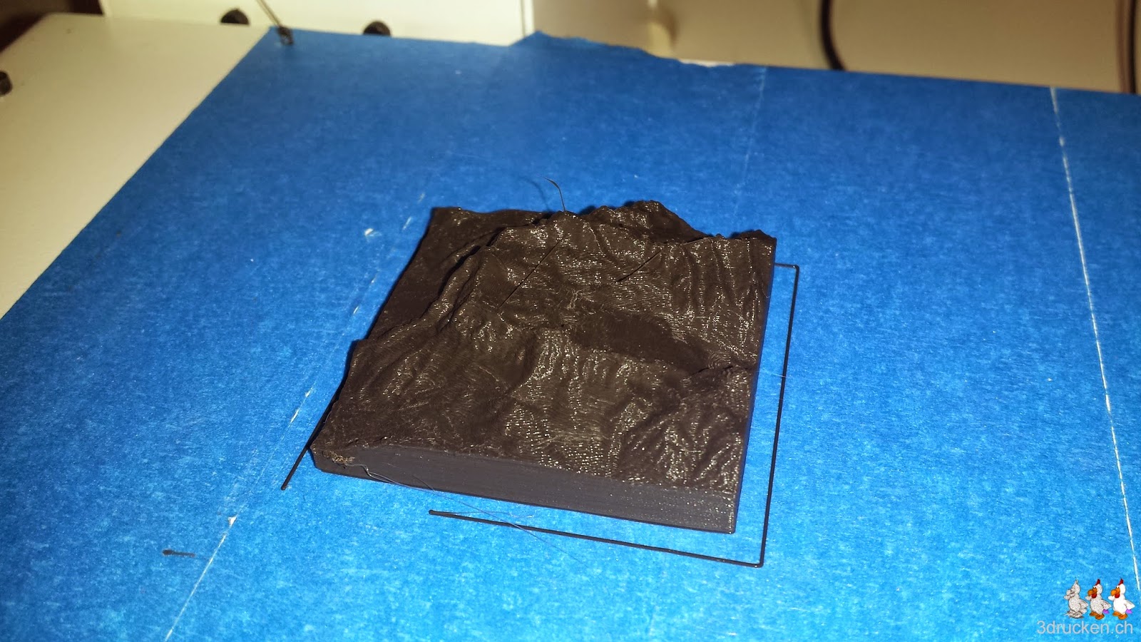 Foto des ersten Testdrucks des Reliefs der Zugspitze auf dem Printrbot Simple Metal mit runter geregeltem Poti des X-Motors