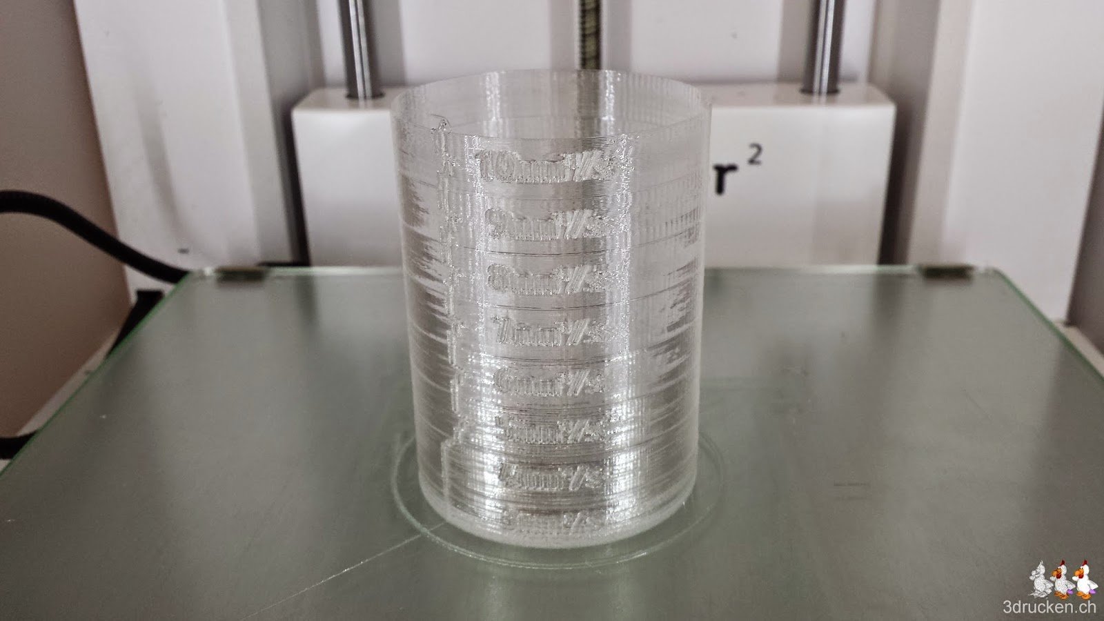 Foto des fertig gedruckten Testzylinders im Ultimaker 2, gedruckt aus transparentem PLA