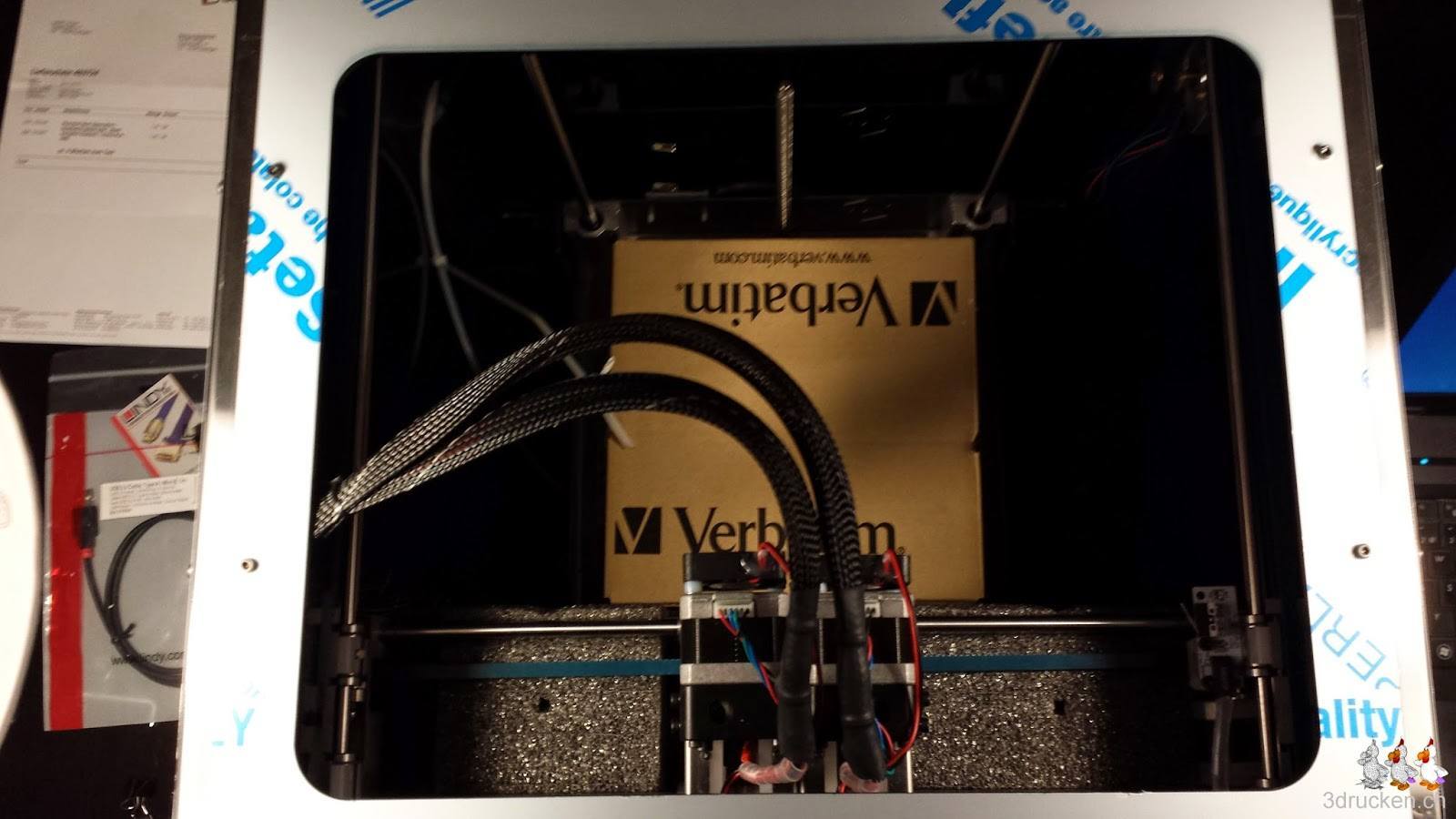 Foto von oben in den Bauraum des Sharebot Next Generation mit dem Karton Verbatim Filament drin