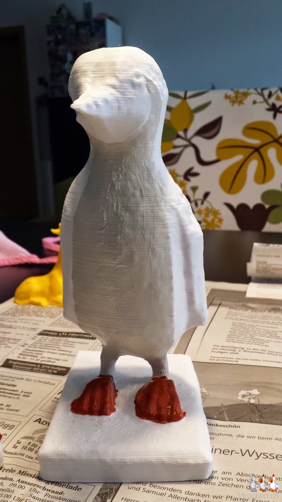 Foto des Pinguins mit braunrot bemalten Füssen