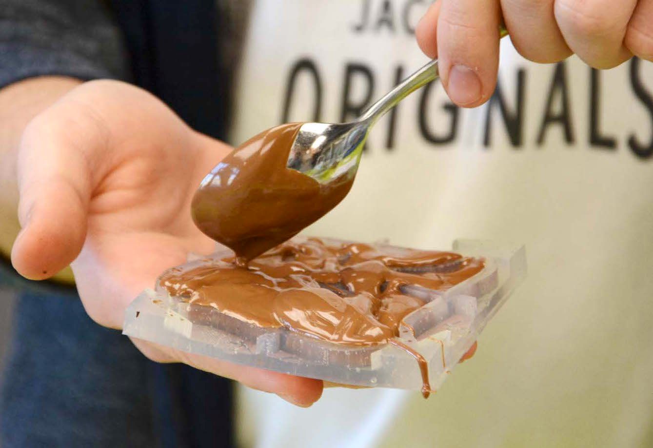 Geschmolzene Schokolade wird in die Silikonform eingefüllt