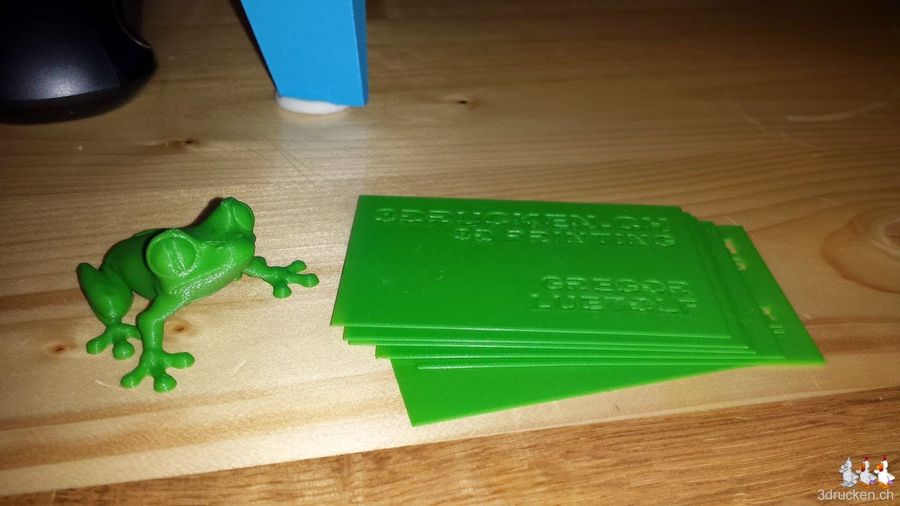 Ein grüner Frosch und grüne Visitenkarten